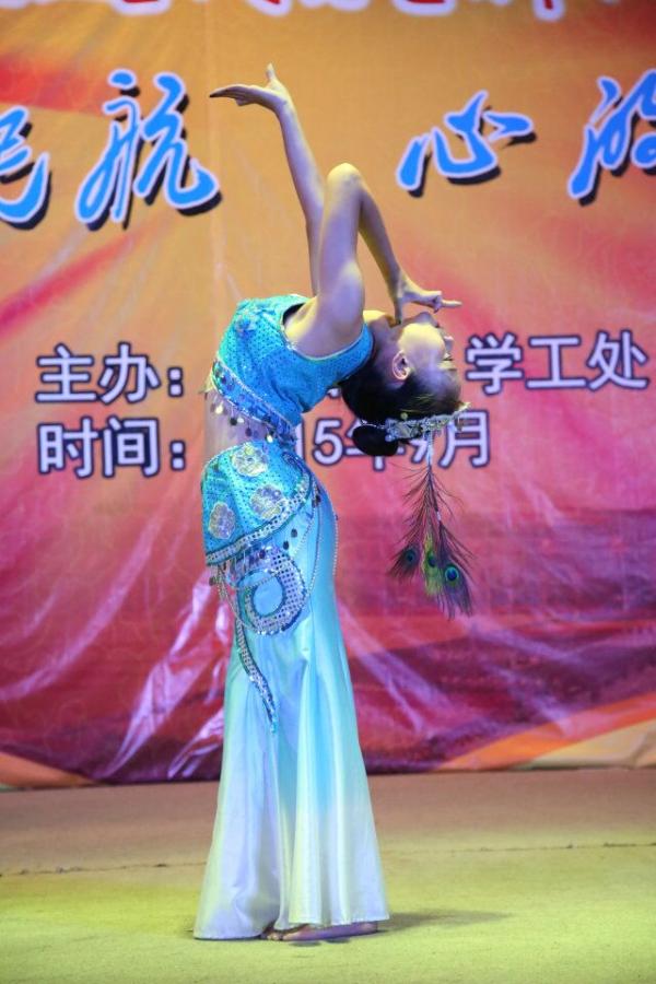 建筑与艺术设计系《孔雀舞》温婉柔情 建筑与艺术设计系《孔雀舞》温婉柔情