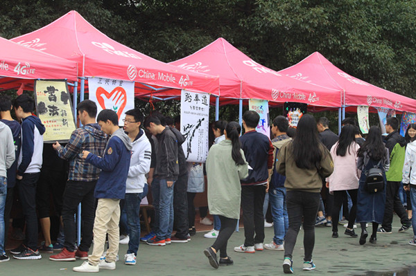 新生们积极踊跃的报名 新生们积极踊跃的报名